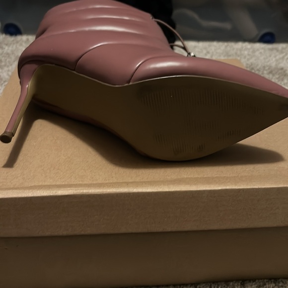 Size 9.5 Cloak Rose Steve Madden Bootie only worn once - Picture 2 of 2